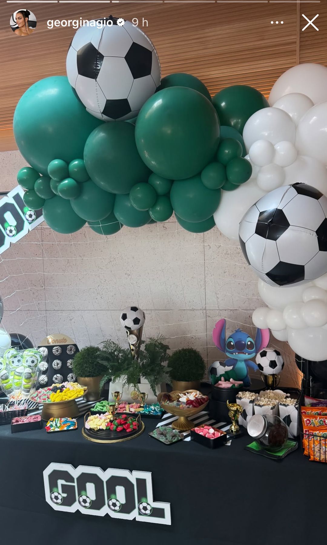 Para Mateo, la temática fue de fútbol, deporte que le apasiona al igual que su padre y su hermano mayor.