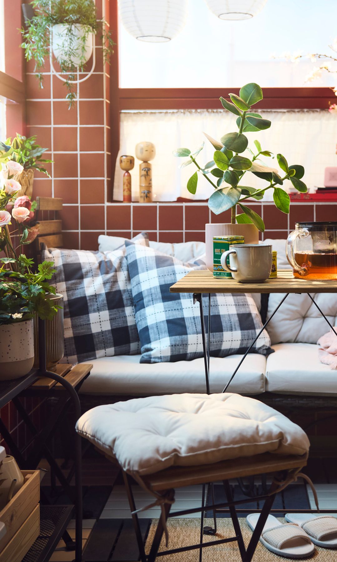 Balcón con muebles de exterior de IKEA, sofá, azulejos en la pared, mesa plegable y alfombra