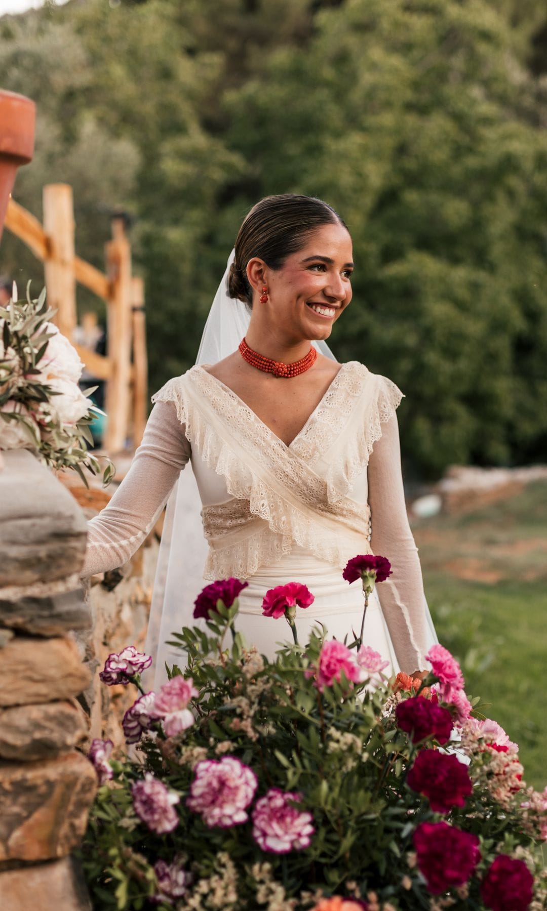 Vestido de novia de Carmen Maza y joyas de coral