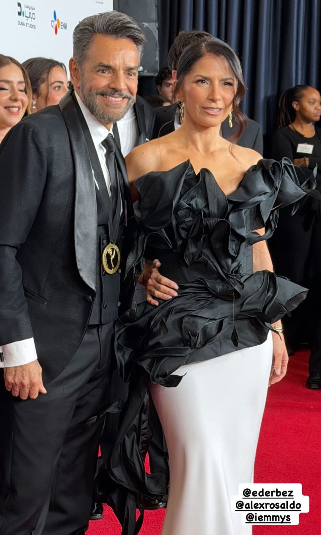 Eugenio Derbez y Alessandra Rosaldo en la alfombra de la 53a. edición de los Premios Emmy Internacionales
