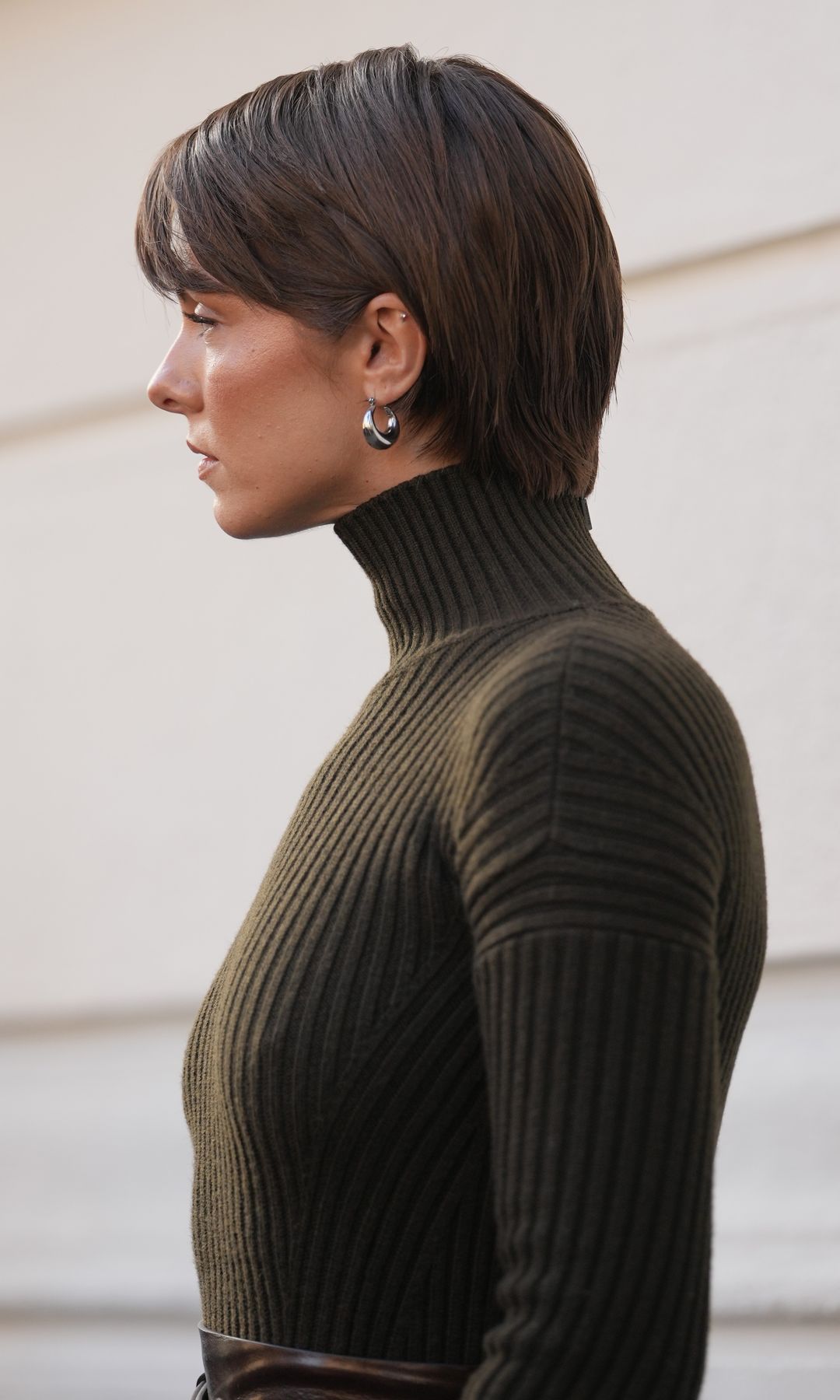  Mujer con pelo corto 
