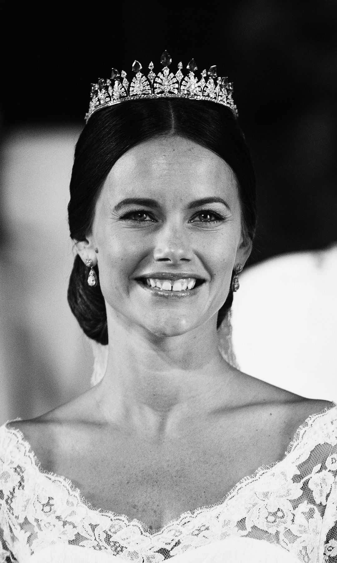 Vestido de novia Sofía de Suecia en su boda con príncipe Carlos Felipe tiara