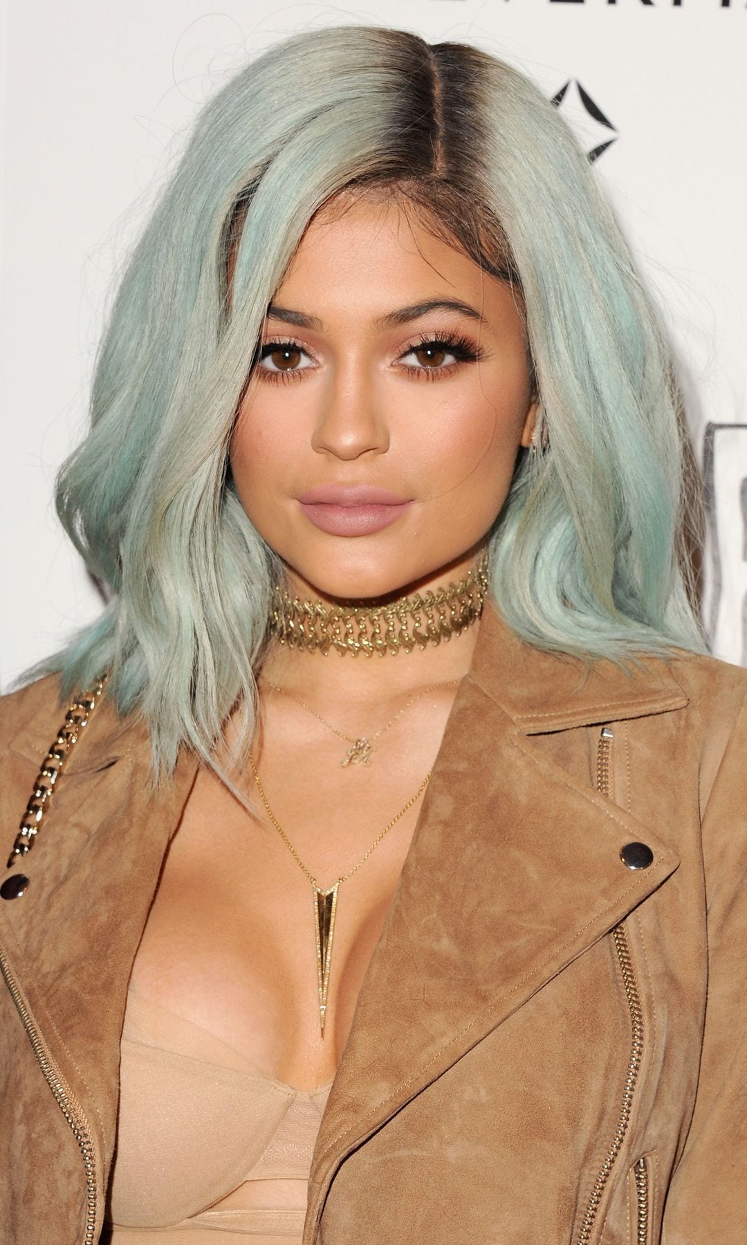 Kylie Jenner cabello verde menta y cazadora de ante marrón