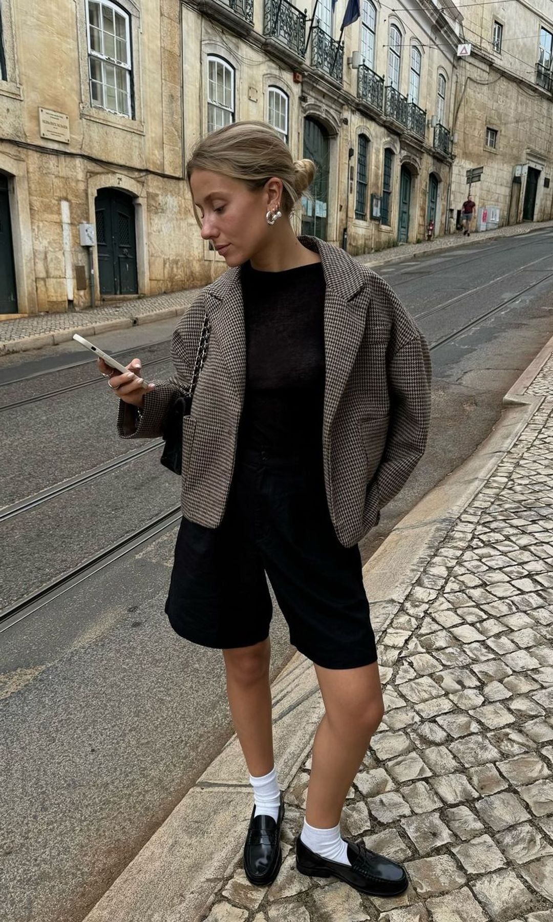 shorts negros con camiseta negra y mocasines