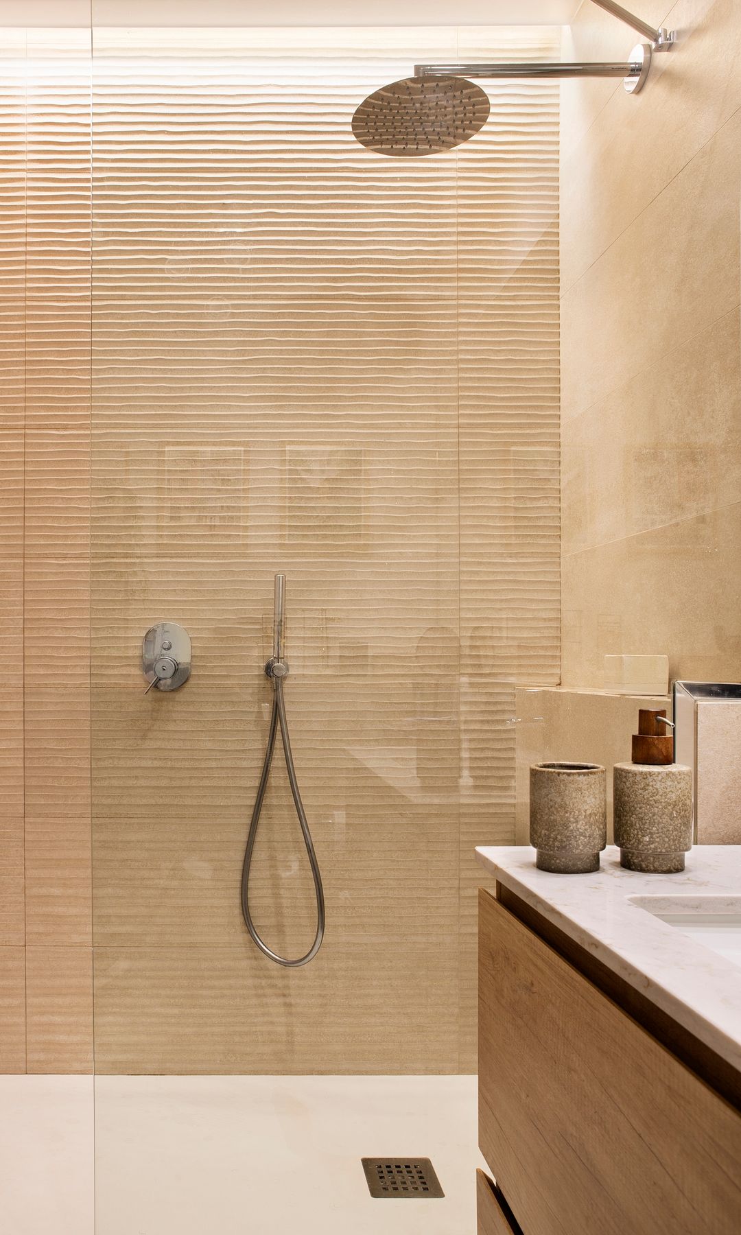 Baño con ducha, mampara transparente sin perfiles, mueble bajolavabo de madera
