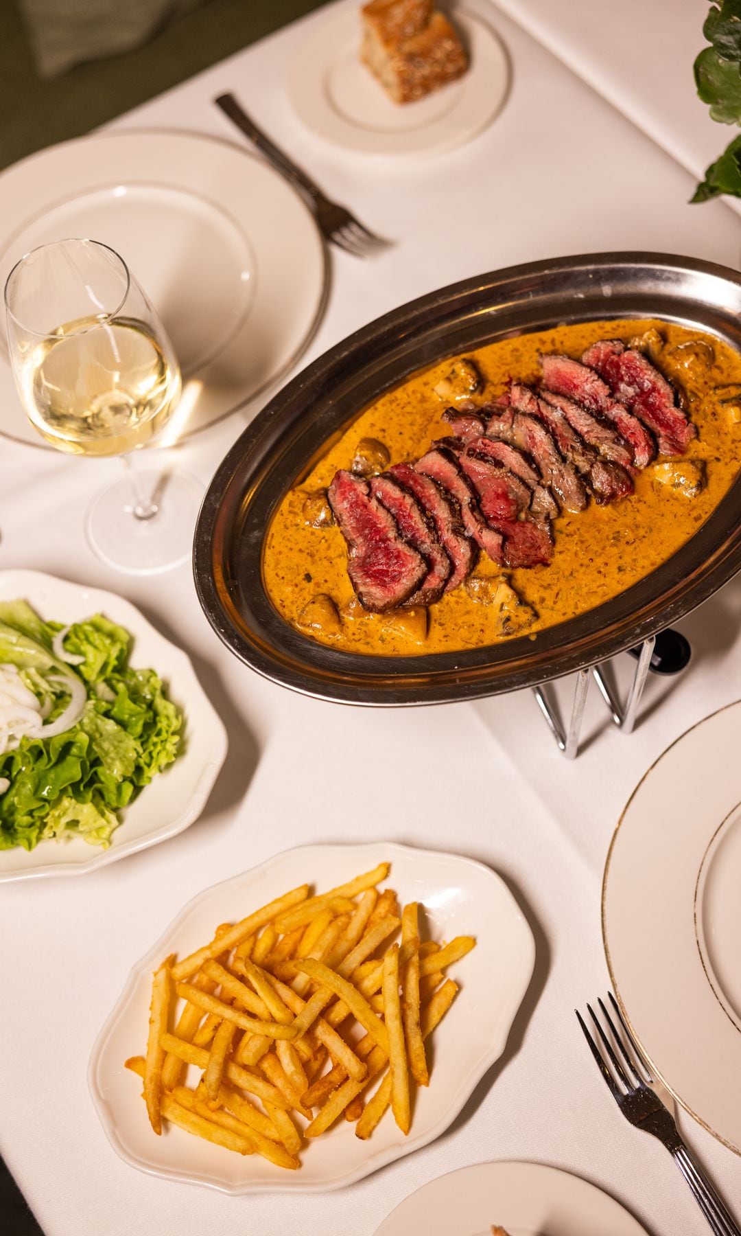 Dinner show en Pabblos Madrid solomillo strogonoff