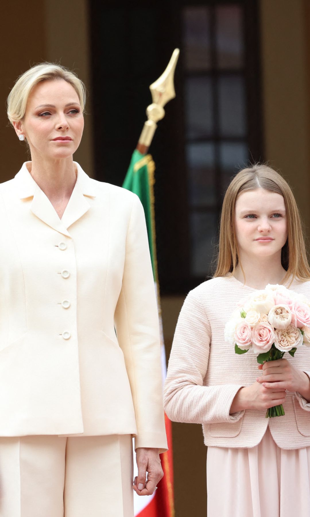 Charlene de Mónaco y la princesa Gabriella, impecables con looks a juego: tonos pasteles, trajes de chaqueta y un ramo de flores