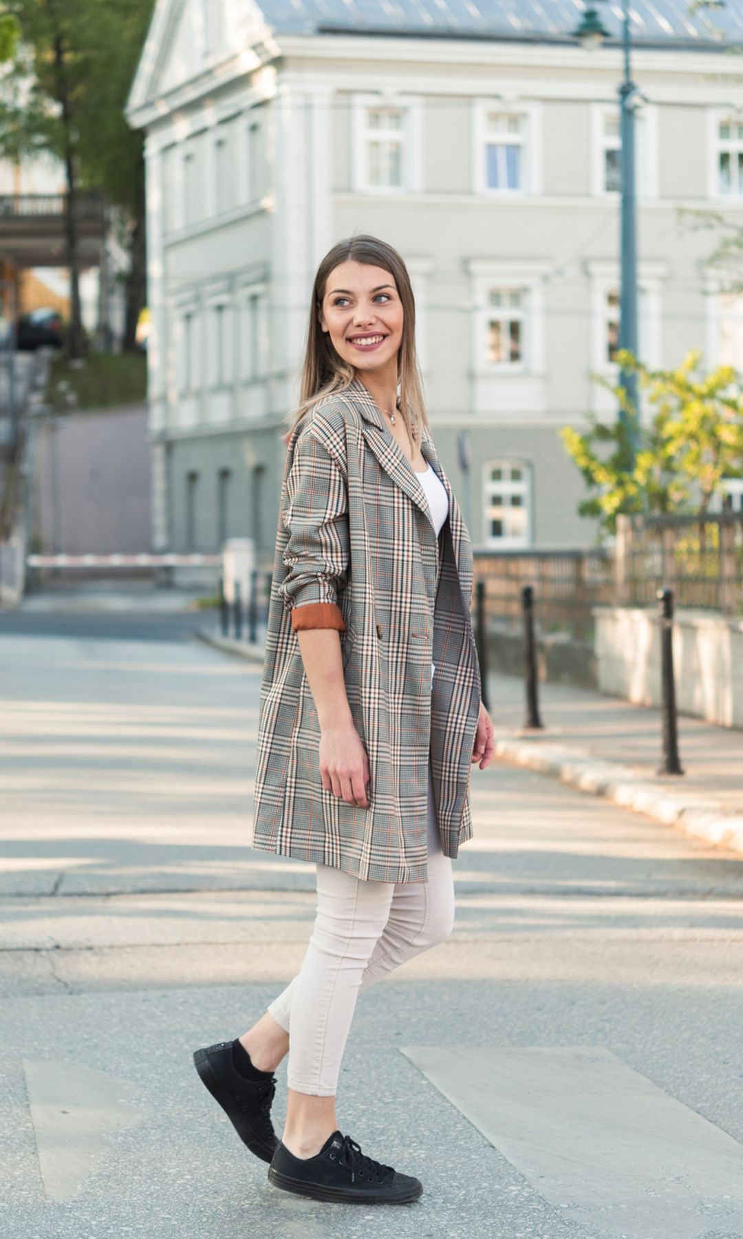 mujer caminando en una ciudad