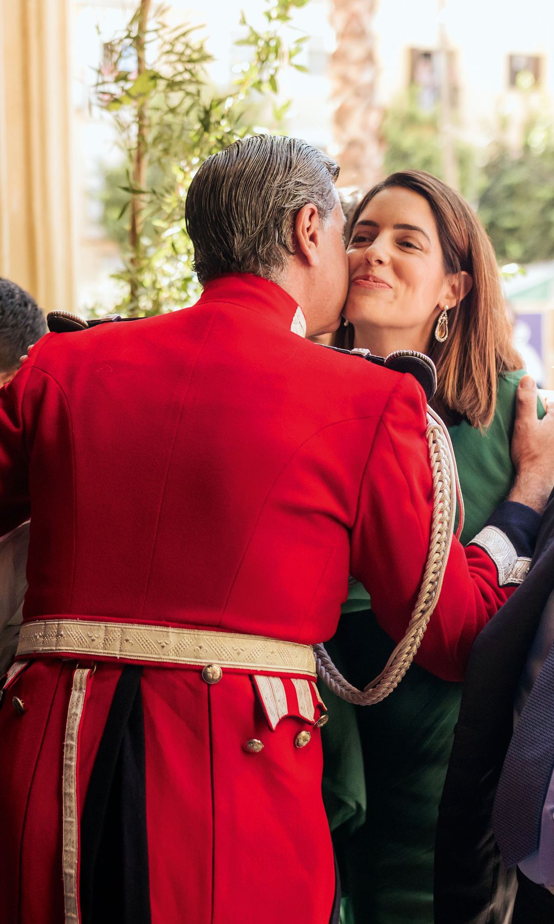 El cariñoso beso del novio a Sofía Palazuelo, duquesa de Huéscar