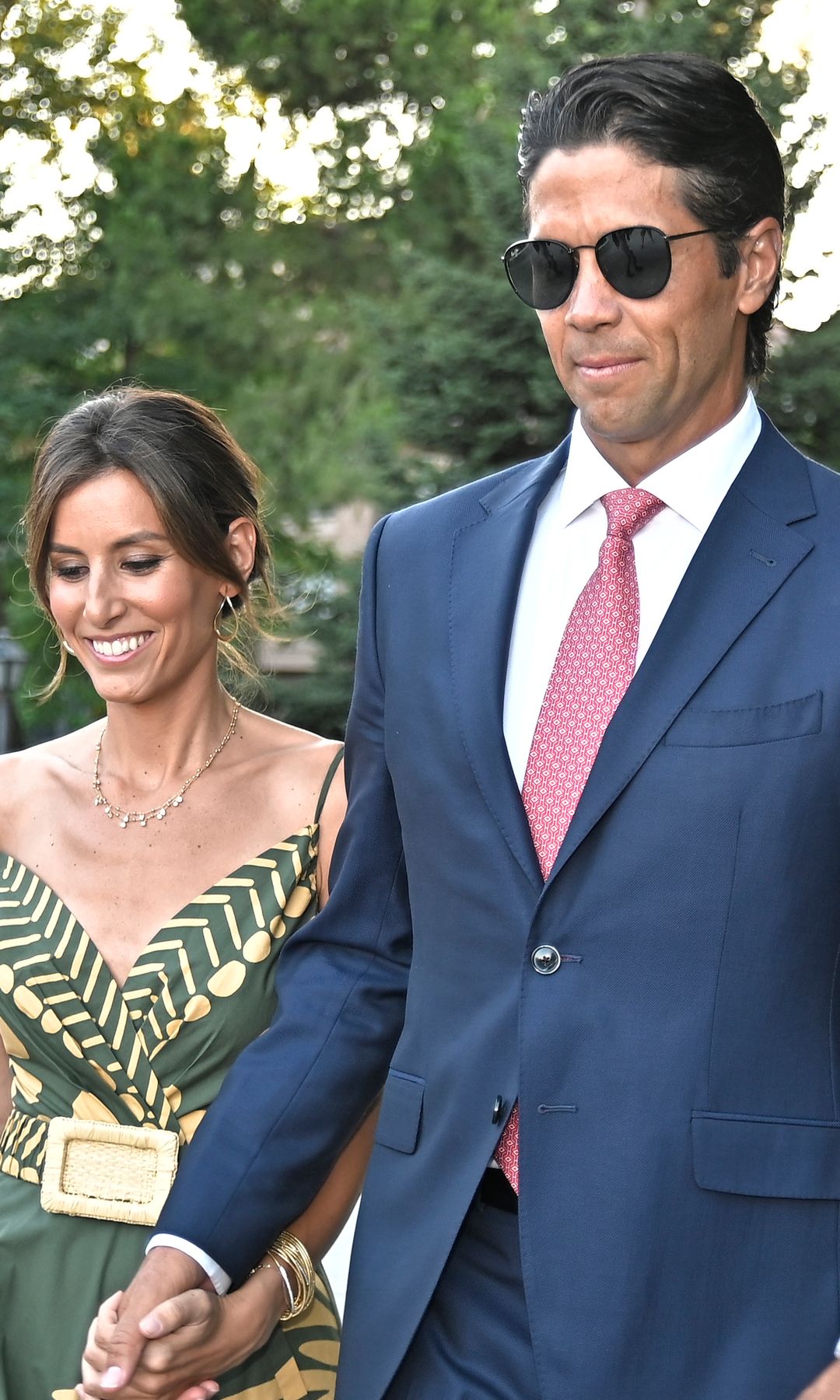 Ana Boyer y Fernando Verdasco en la boda de Laura Verdasco y Mariano Conde el 23 de julio de 2022 en Madrid