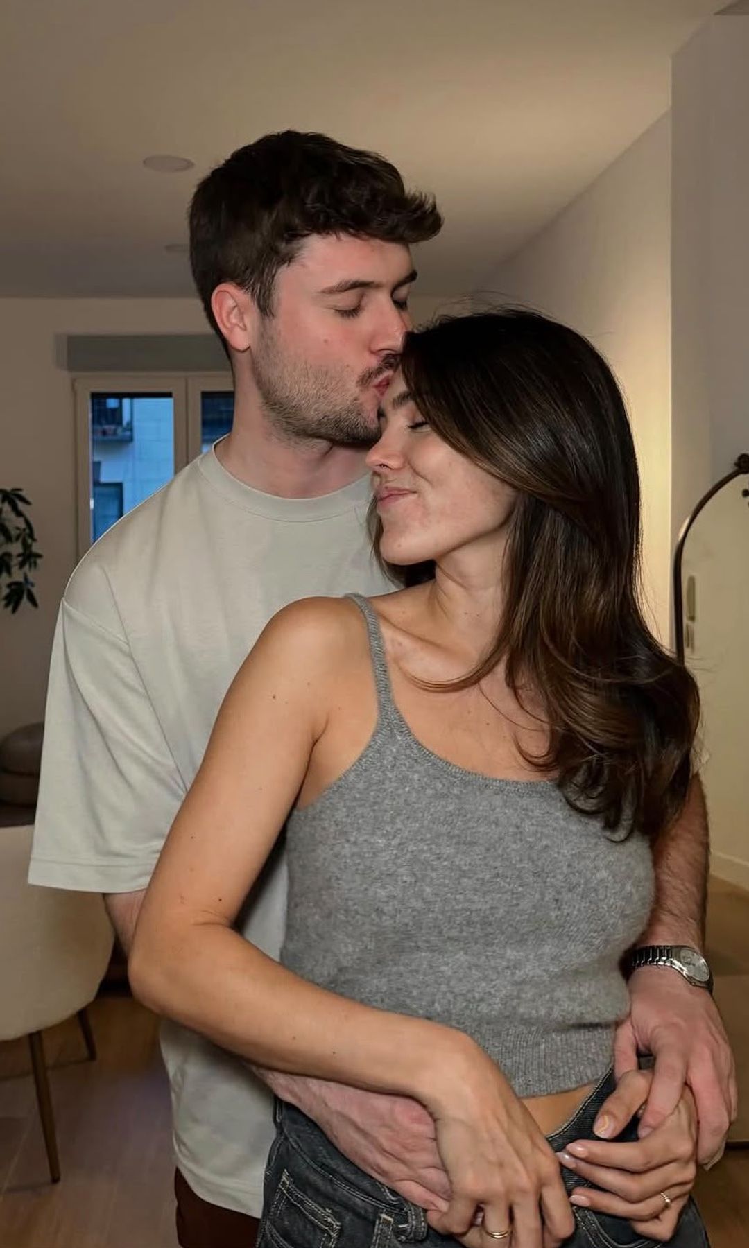 La pareja entre abrazos y besos en unas instantáneas en las que anunciaron en sus redes que iniciaban un nuevo capítulo en sus vidas yéndose a vivir juntos