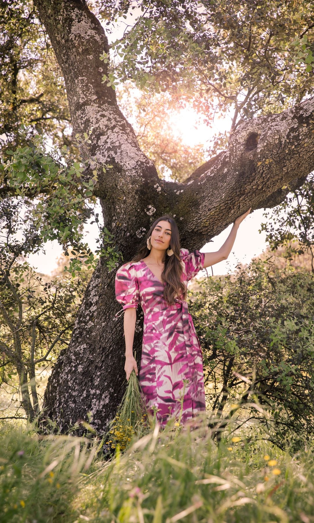 Claudia Ula cogiendo la rama de un árbol