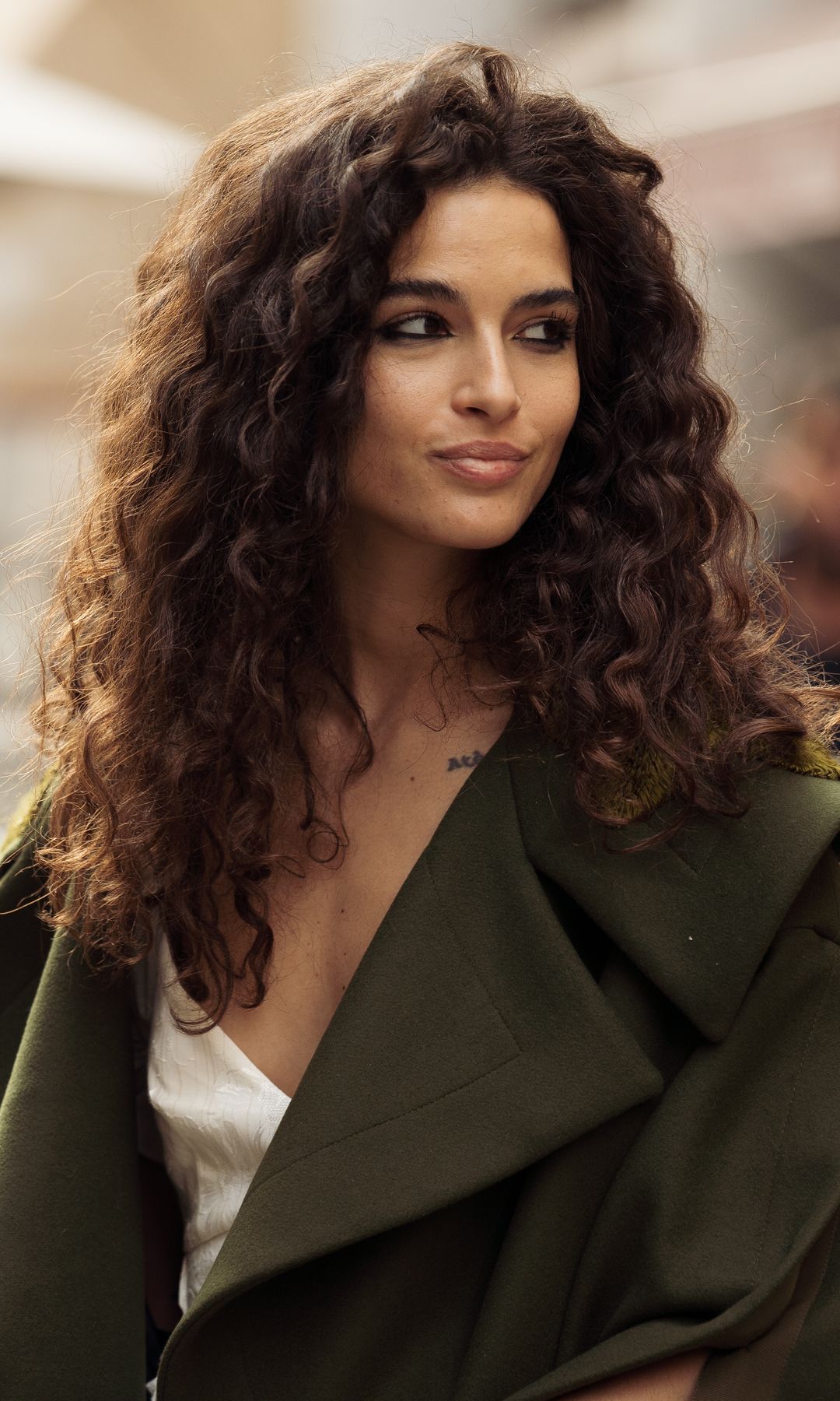  Mujer con cabello largo rizado