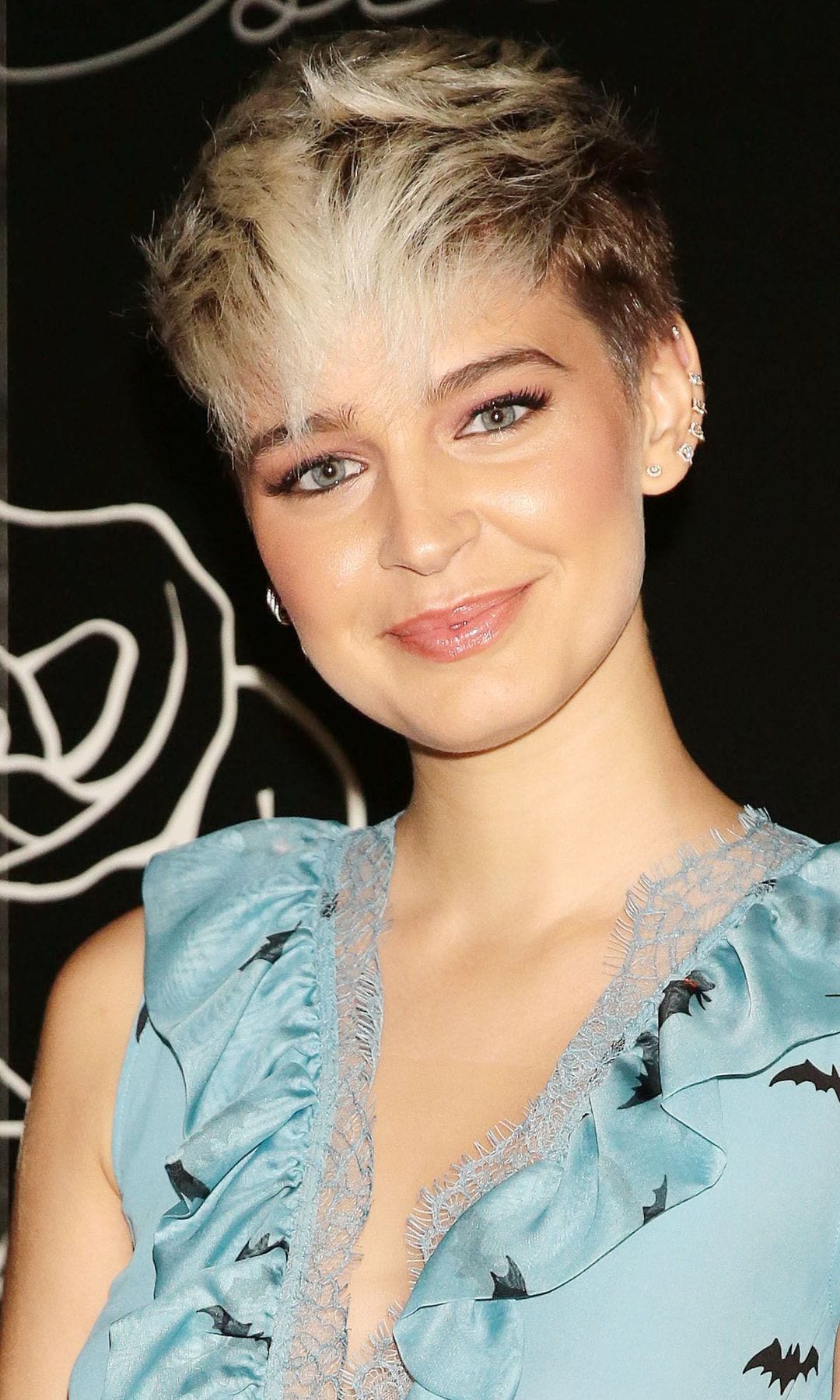 Laura Escanes en la presentación de su libro con vestido azul estampado y pelo corto