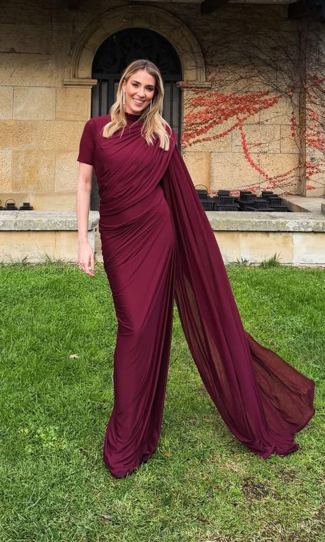 Alice Campello, con un espectacular vestido de diosa romana, celebra el amor ajena a los rumores