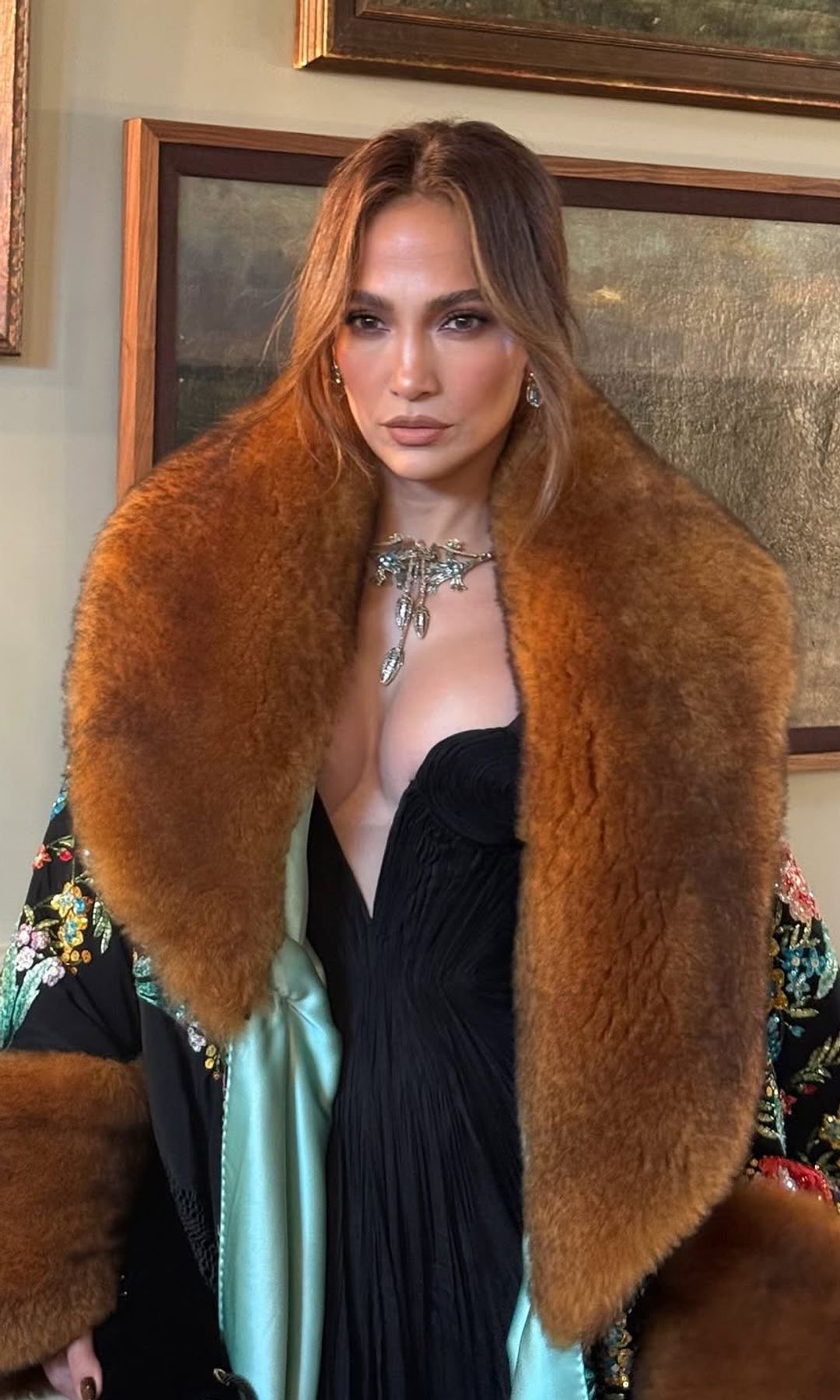 Jennifer Lopez con abrigo de pelo y mantón de Manila para ir a la ópera