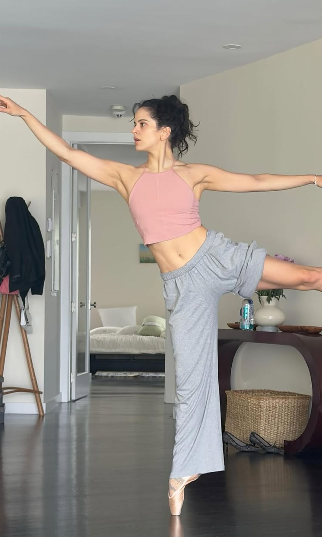 Rosalía practicando puntas en casa para sus performances de ballet en sus conciertos