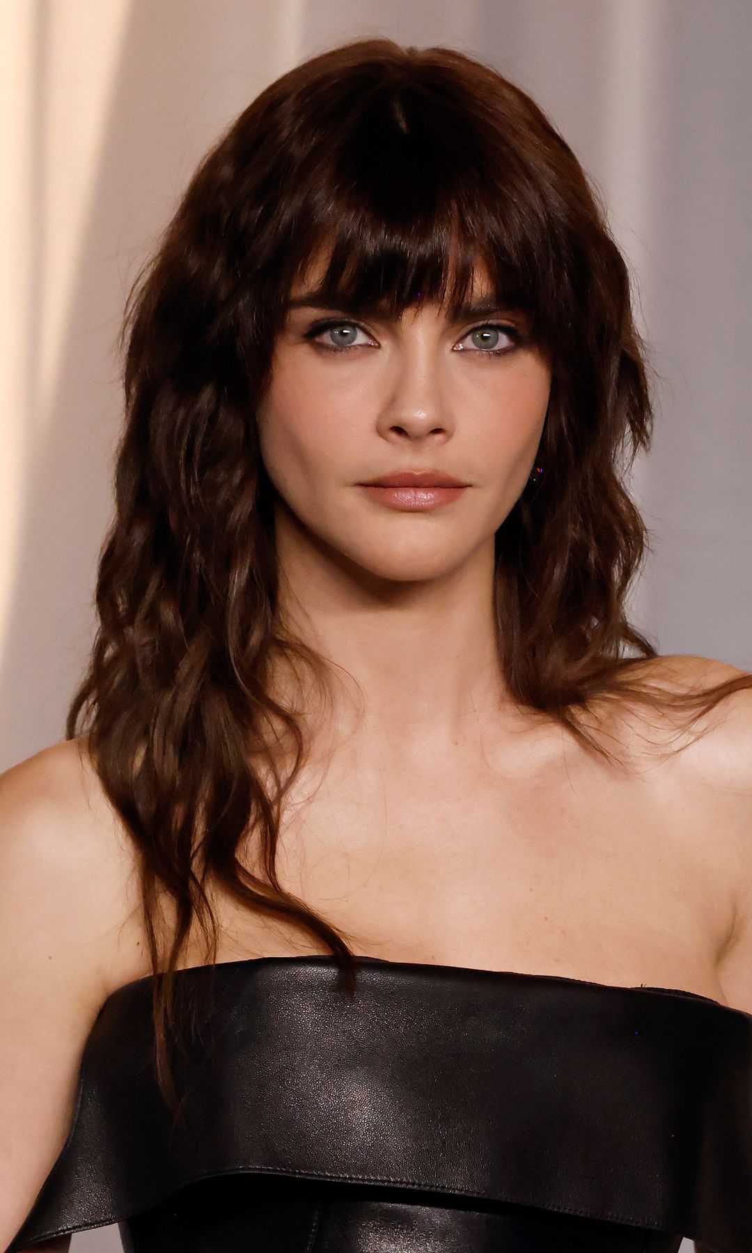 Cara Delevingne con corte de pelo largo a capas y con flequillo