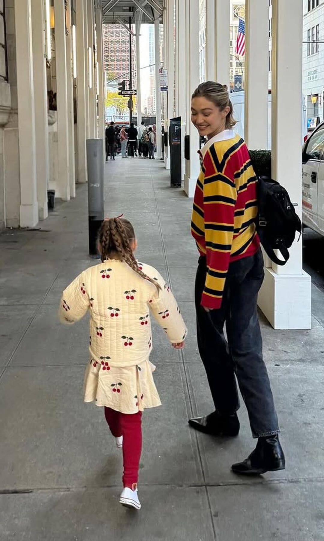 Gigi Hadid con su hija Khai 