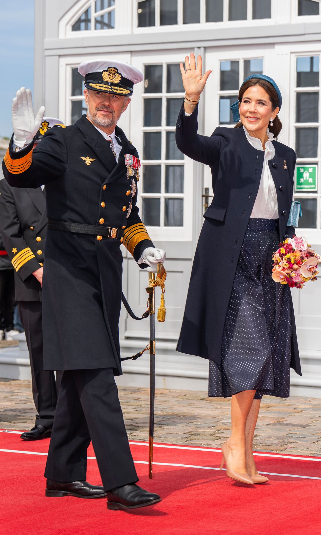 El look de Mary de Dinamarca para embarcar en el yate real: un broche con historia y la falda que repite desde hace 10 años