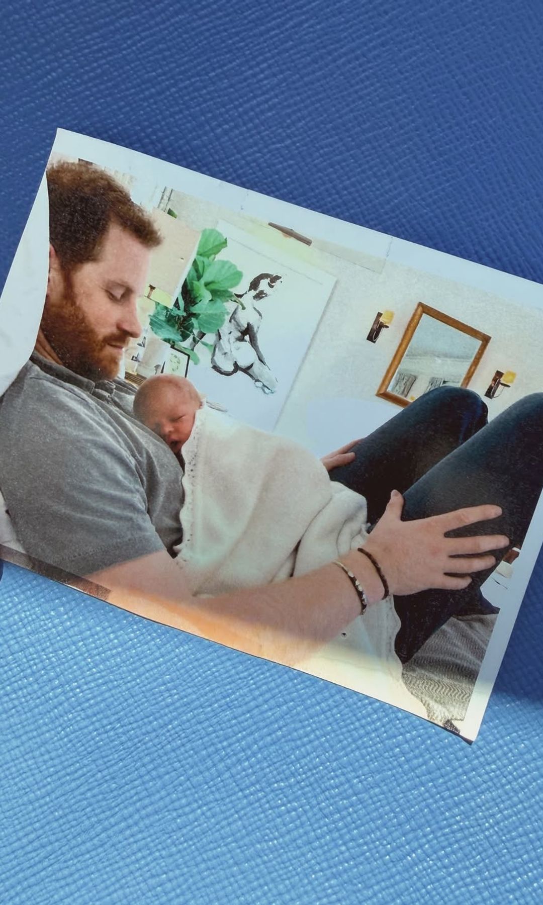 El príncipe Harry con su hijo en sus primeros días de vida