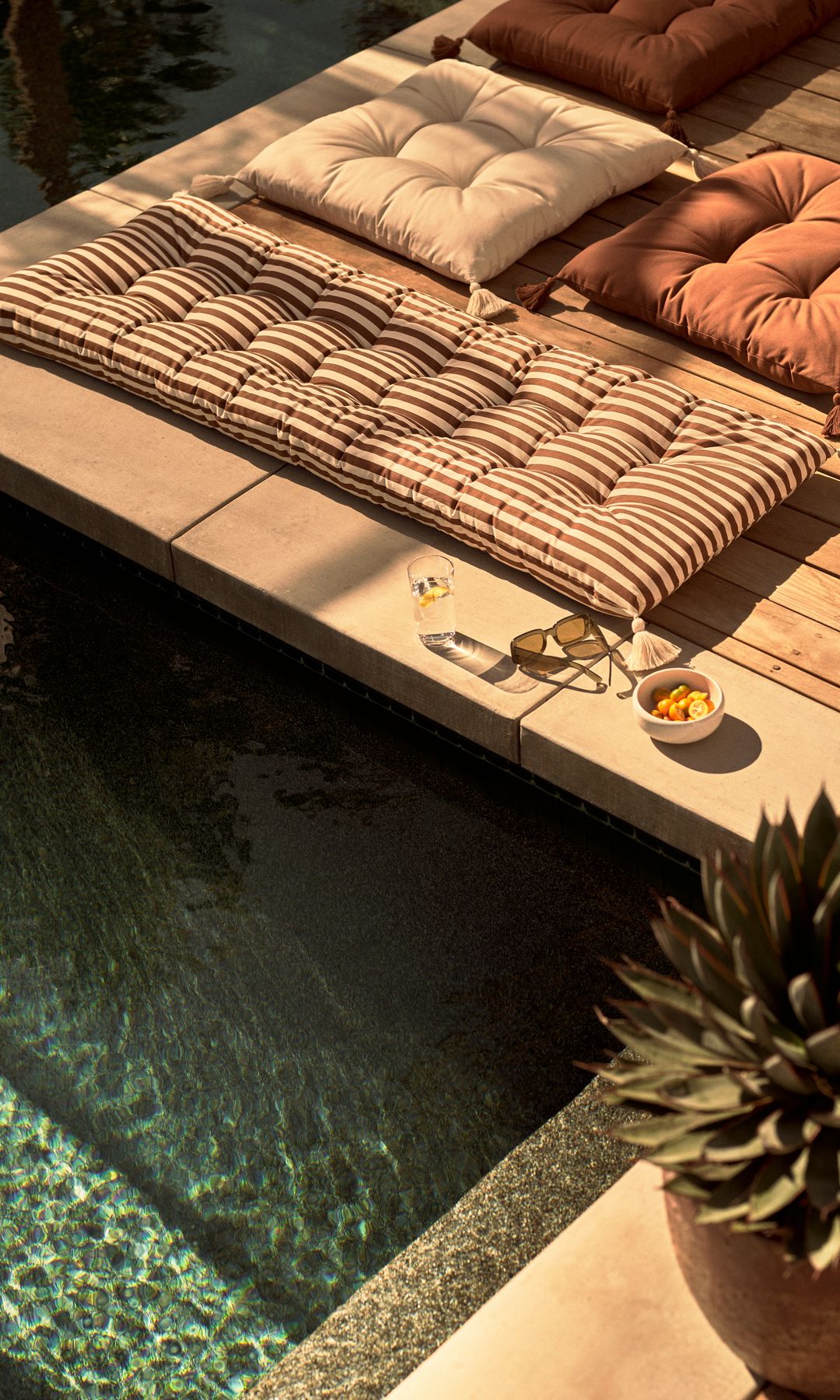 Rincón con colchonetas junto a la piscina