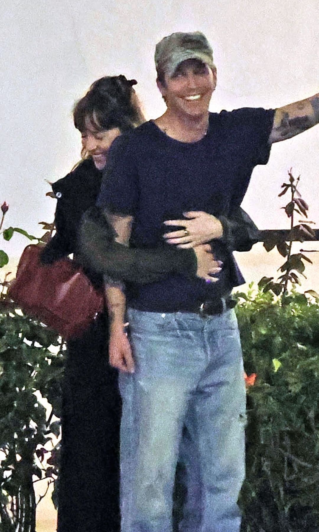 Dakota Johnson junto al cantante Role Model entre abrazos y risas llenas de complicidad