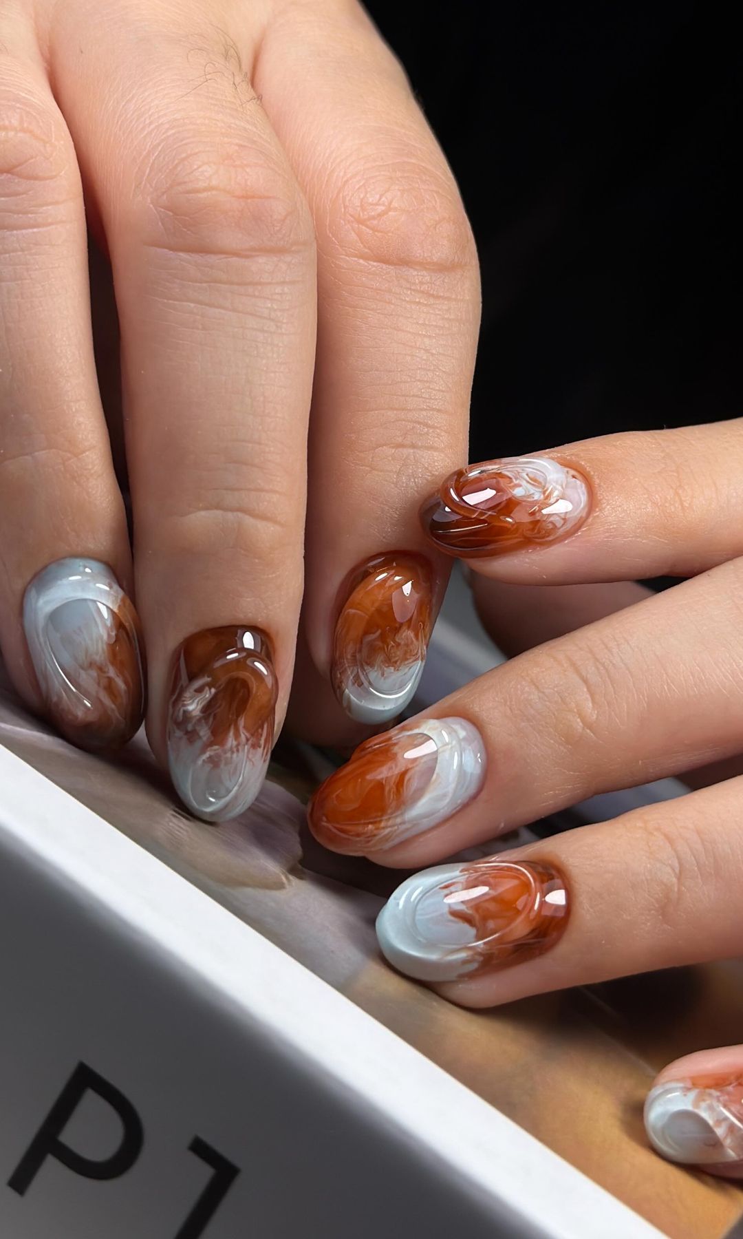 Manicura bicolor en marrón y azul