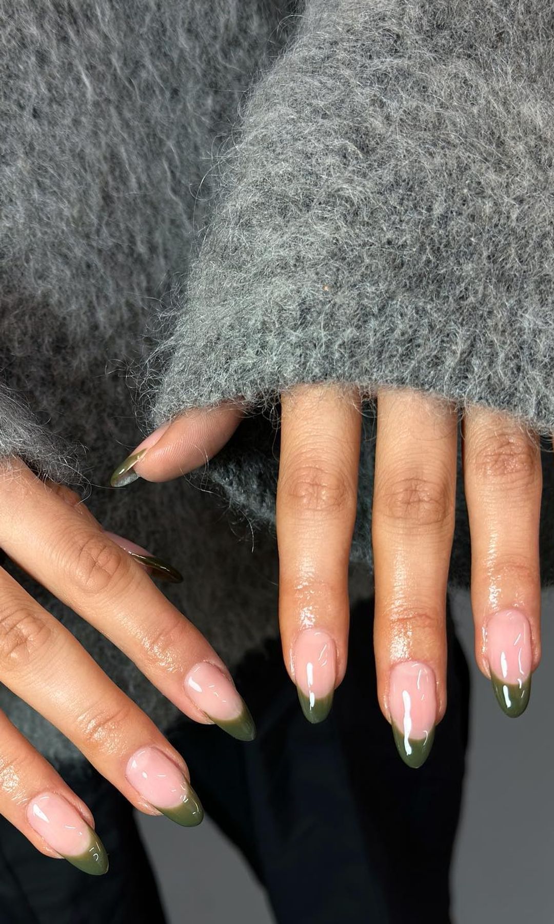 Manicura francesa con línea en color verde oliva