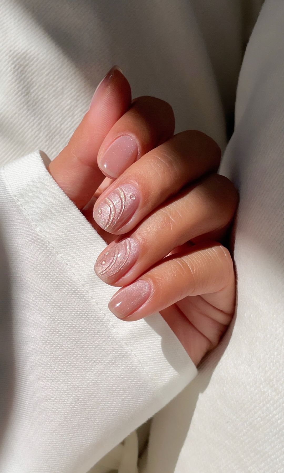 Manicura italiana con efecto perlado