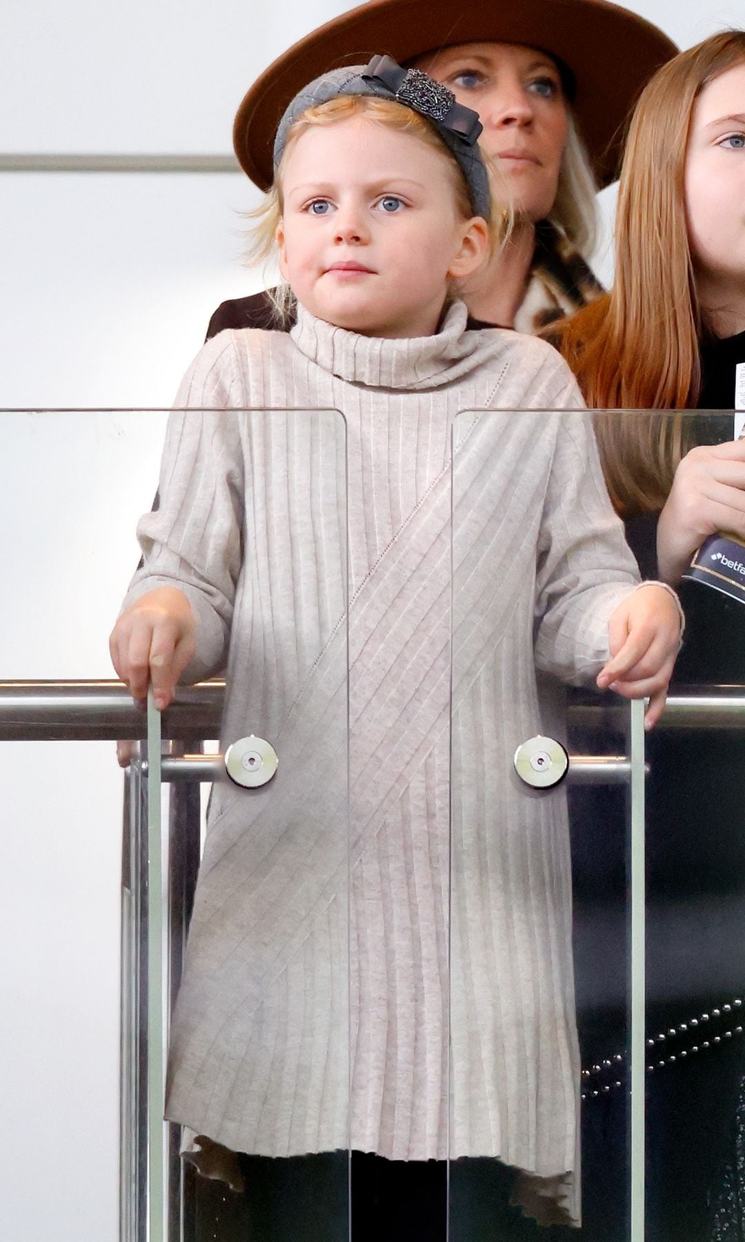 La pequeña complementó el abrigo con un vestido tejido.
