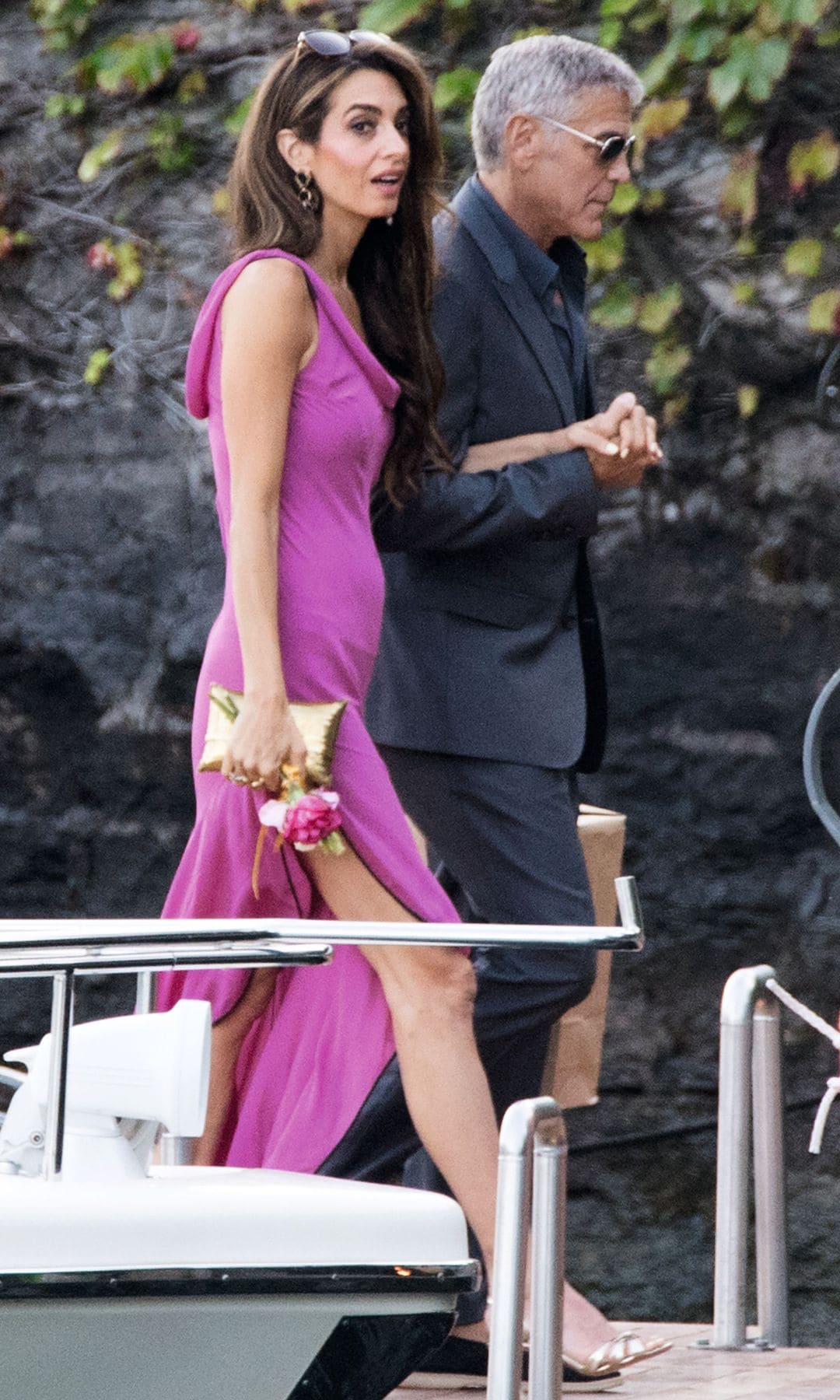George y Amal Clooney, que volvió a convertirse en la invitada más elegante con su vestido, color buganvilla, que combinó con un "clutch" dorado