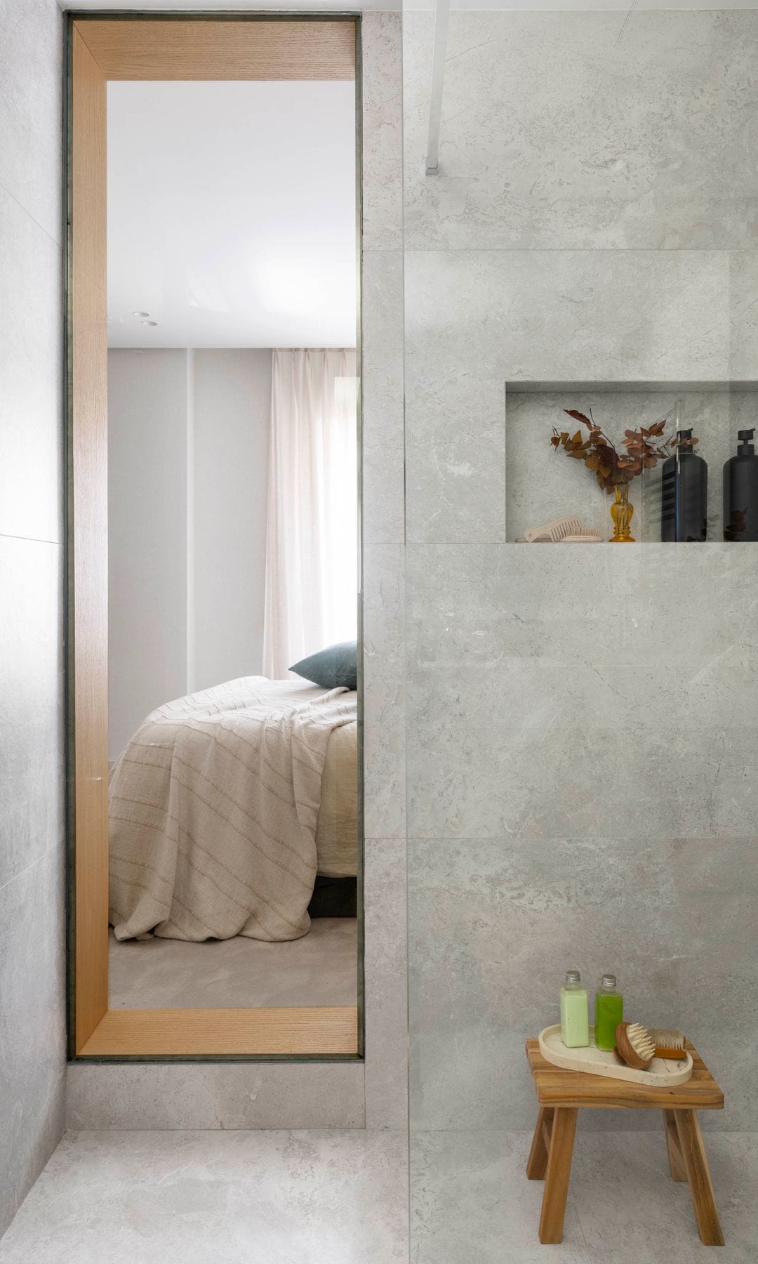 Conexión con el dormitorio principal desde la ducha del baño en suite