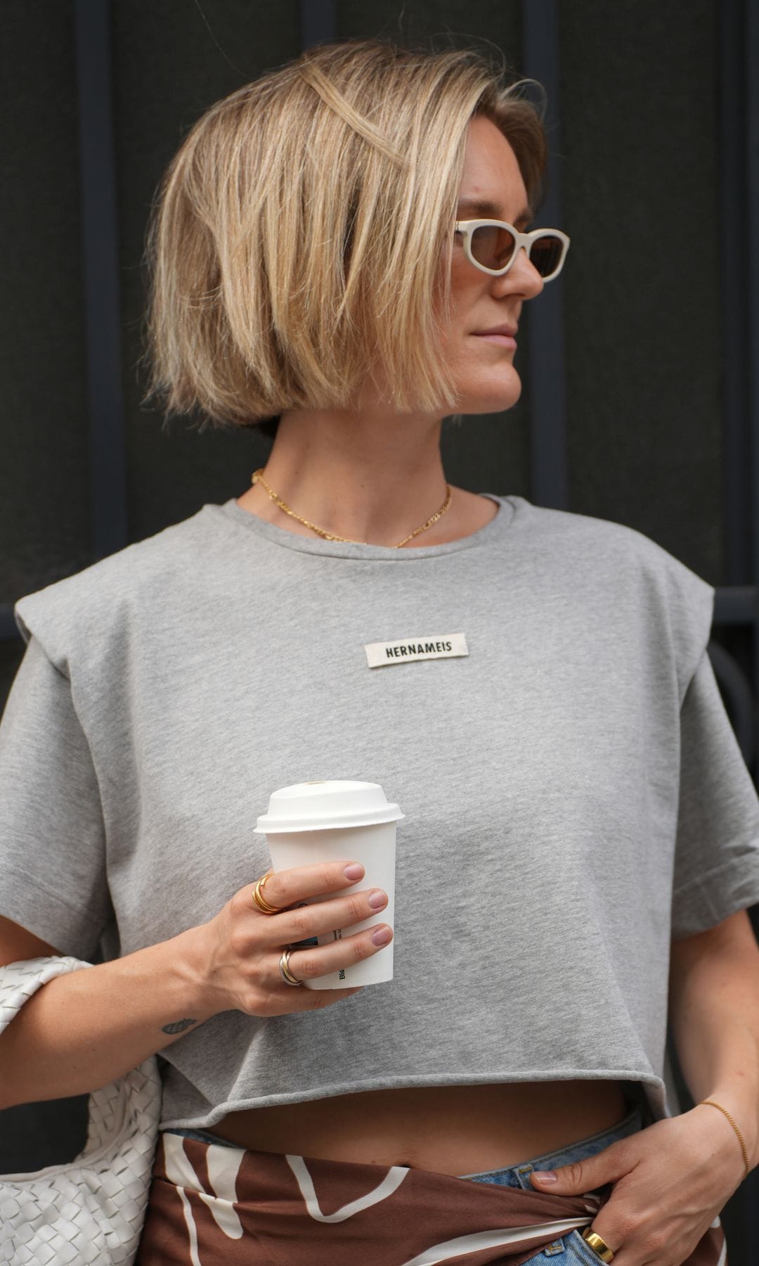 Mujer con cabello corto y recto