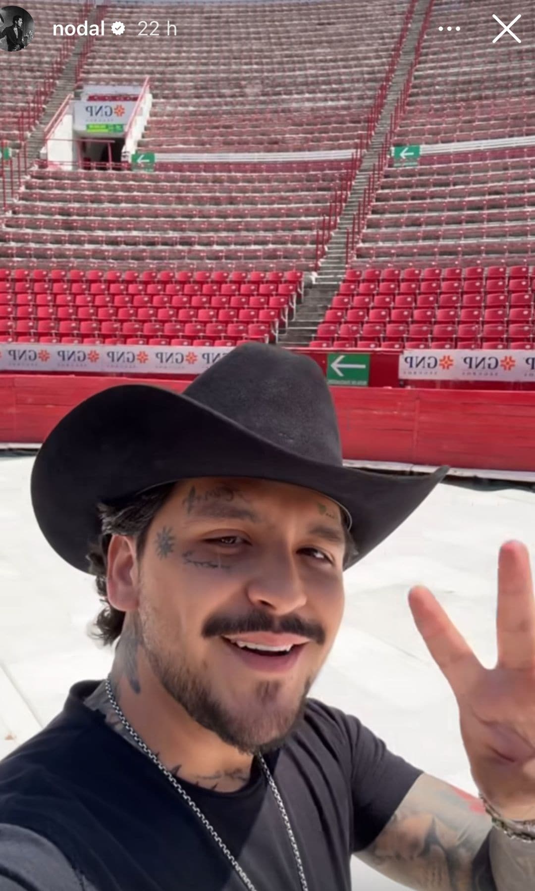 Christian Nodal desde la Plaza de Toros, invitando a sus fans.