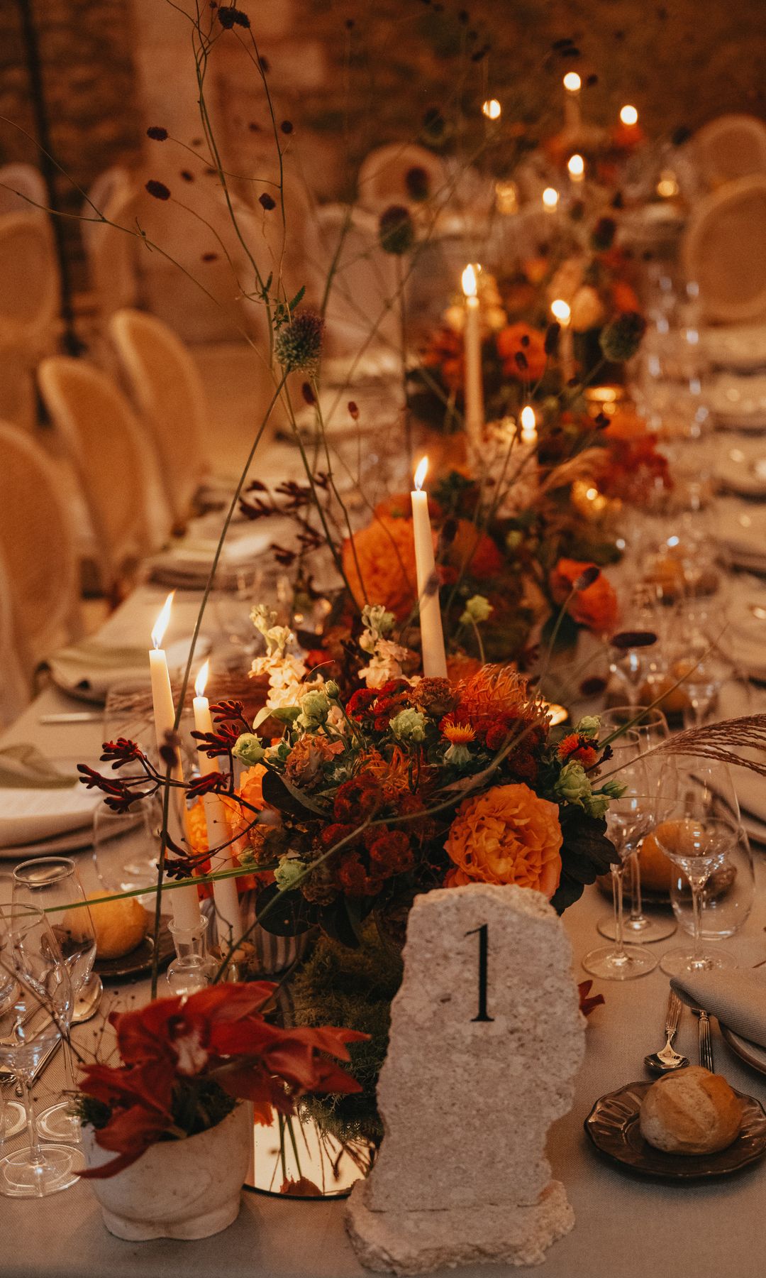 Decoración de boda de una novia con vestido de Navascués