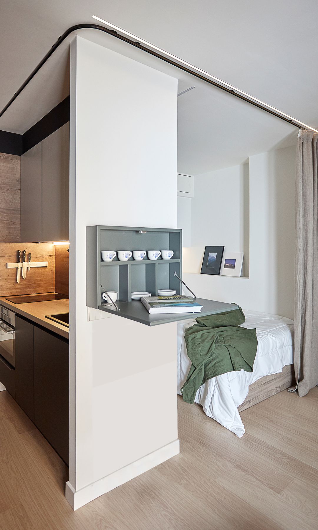 Apartamento mini con mueble en la pared que sirve para almacenar y como escritorio