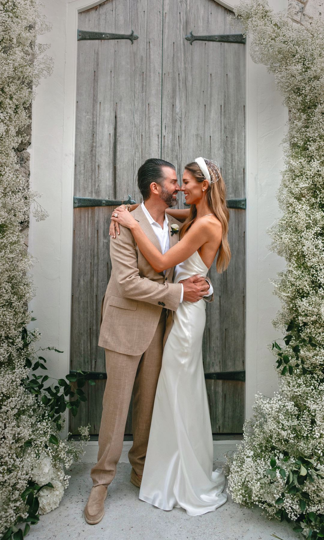 Donald y Bettina tras darse el "sí, quiero", el pasado 22 de mayo, en Little Pipe Cay