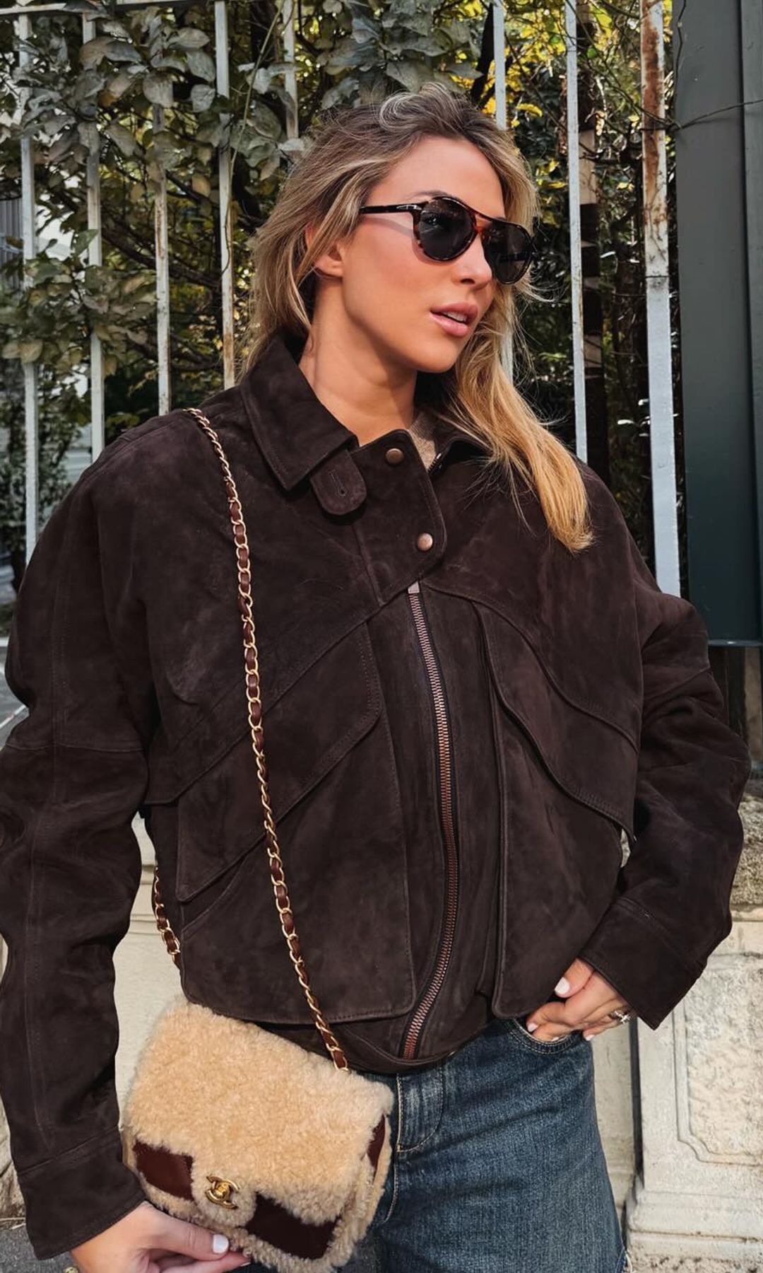 Una única cazadora 100% de piel de Zara y tres looks que te salvarán el entretiempo