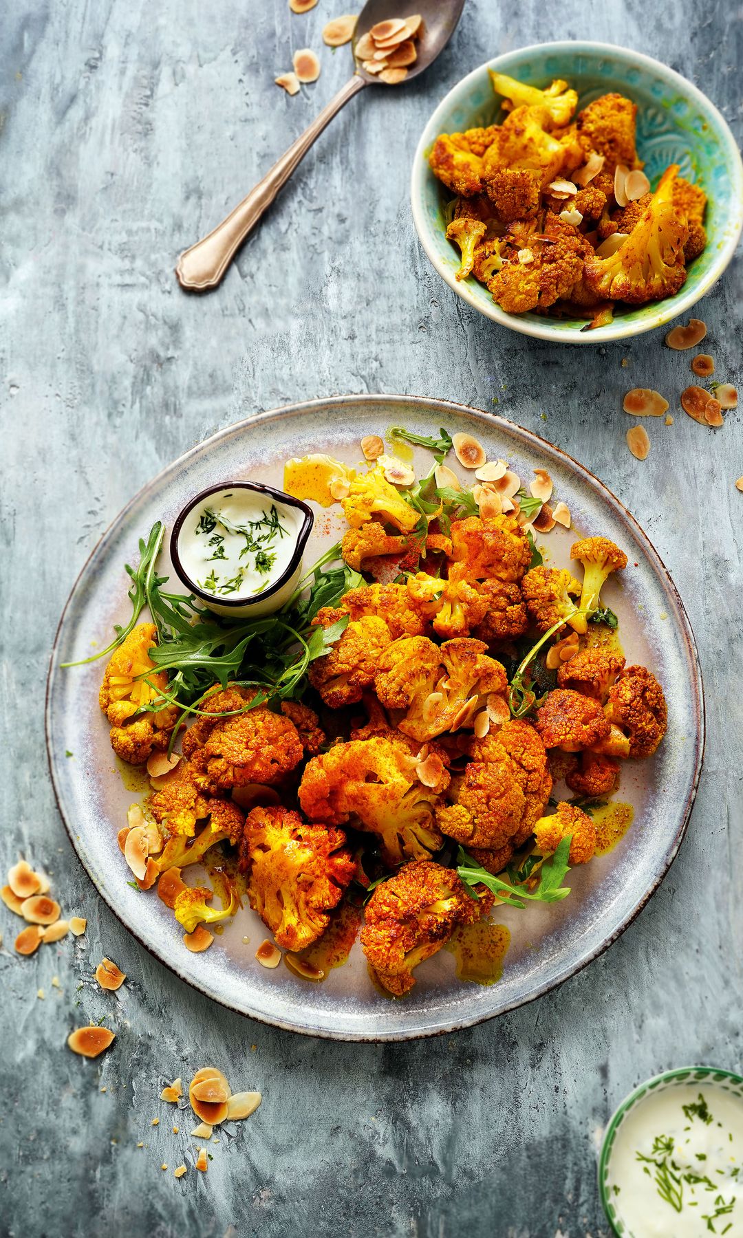Fotografía de un plato con coliflor asada al horno con cúrcuma