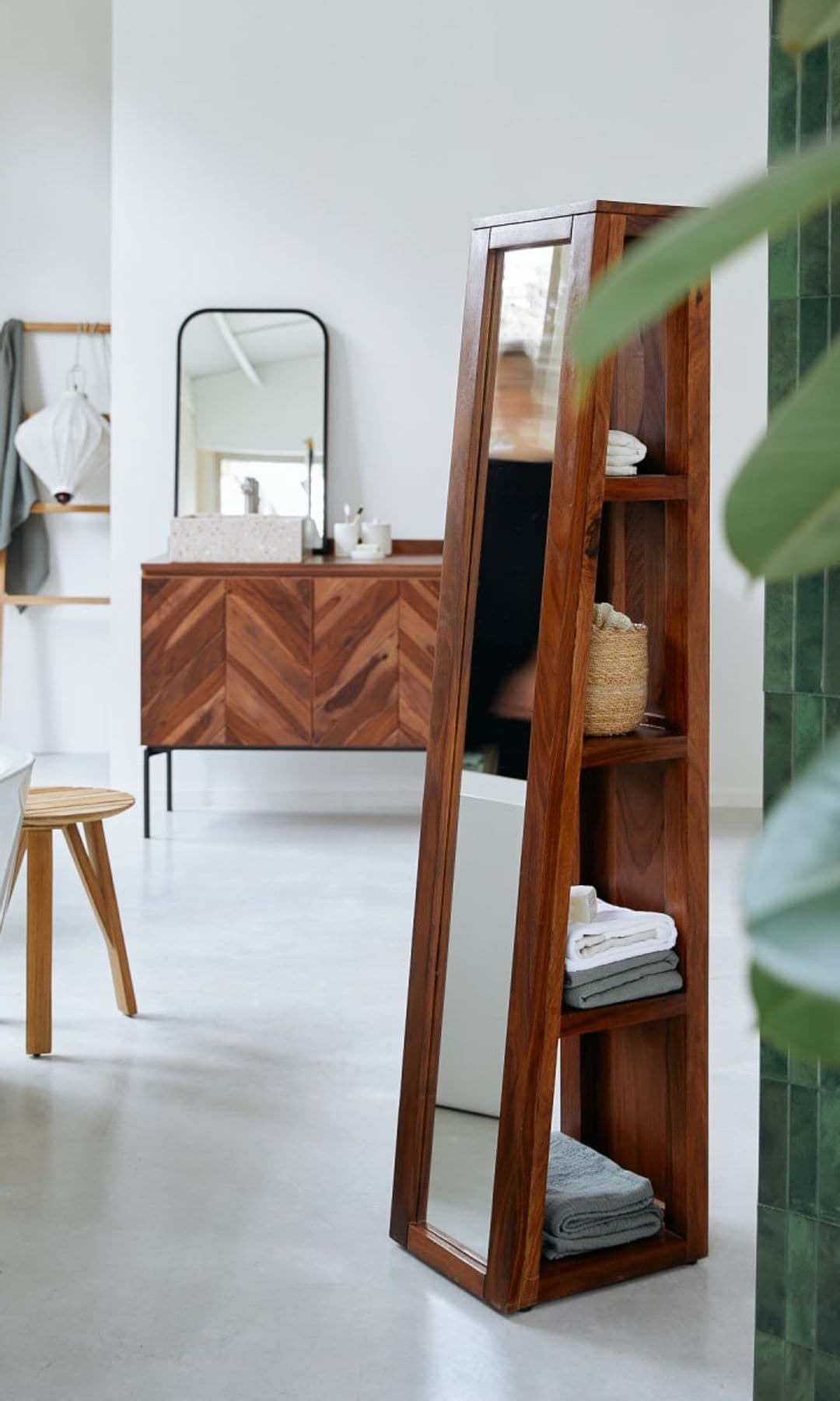 Baño con bañera exenta, mueble bajolavabo de madera y espejo con estantería en madera