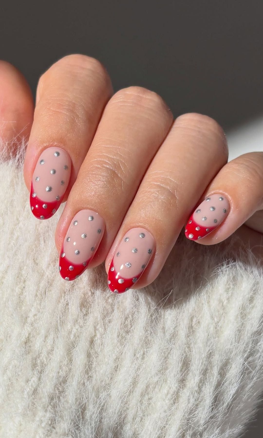 Manicura francesa roja con lunares