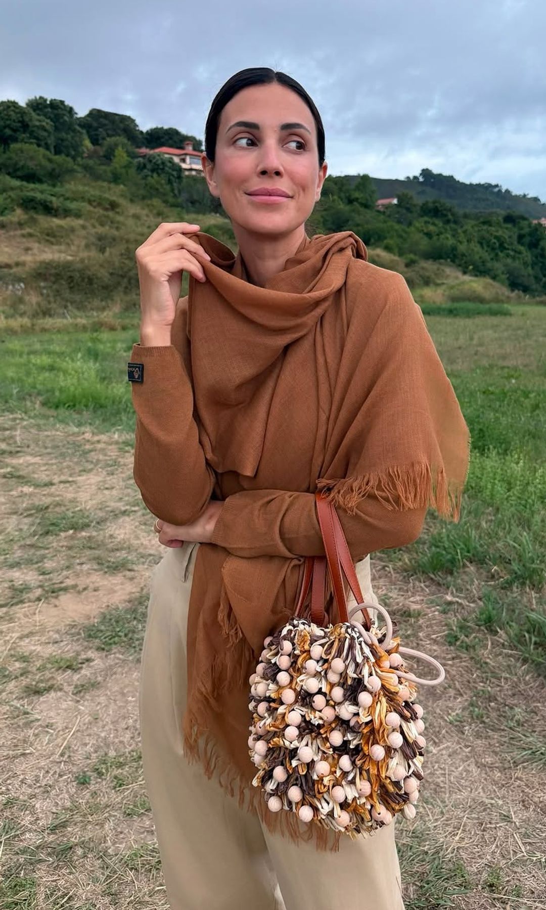 Si veraneas en el norte, el look de Sassa de Osma es perfecto para las noches más frescas de agosto