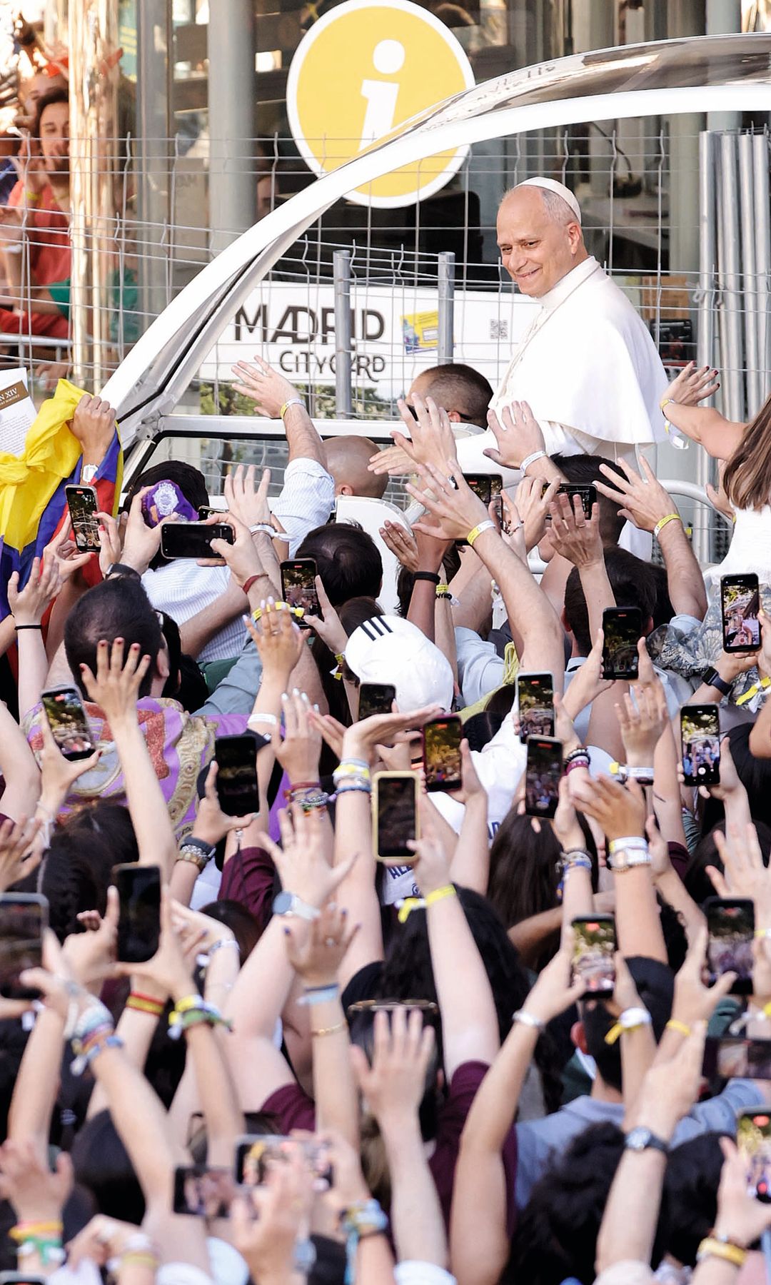 En total, unas 500.000 personas escucharon emocionadas las palabras de León XIV, quien les encomendó una misión que suena simple: "Sed humanos"