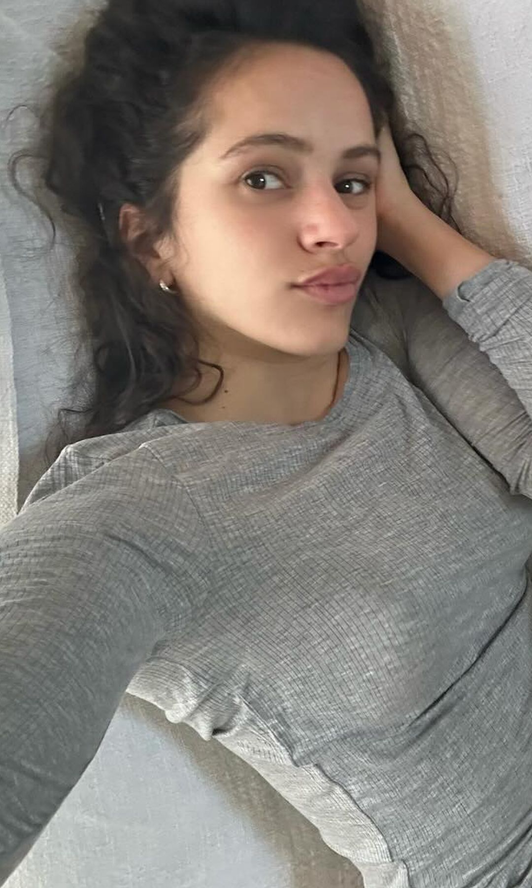 rosalia tumbada cama