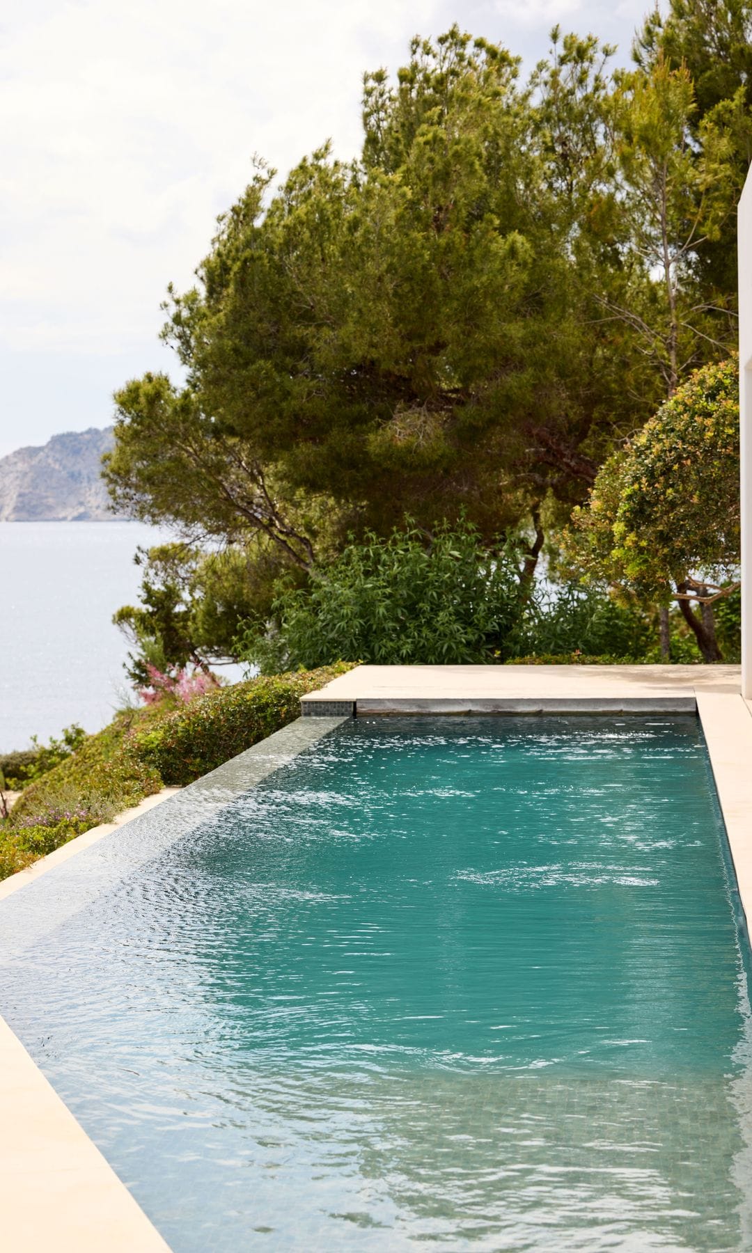 NATURALEZA INFINITA
La casa tiene vistas al mar y una piscina infinita que se funde con el Meditérraneo; está rodeada de pinos y capta la esencia de la isla