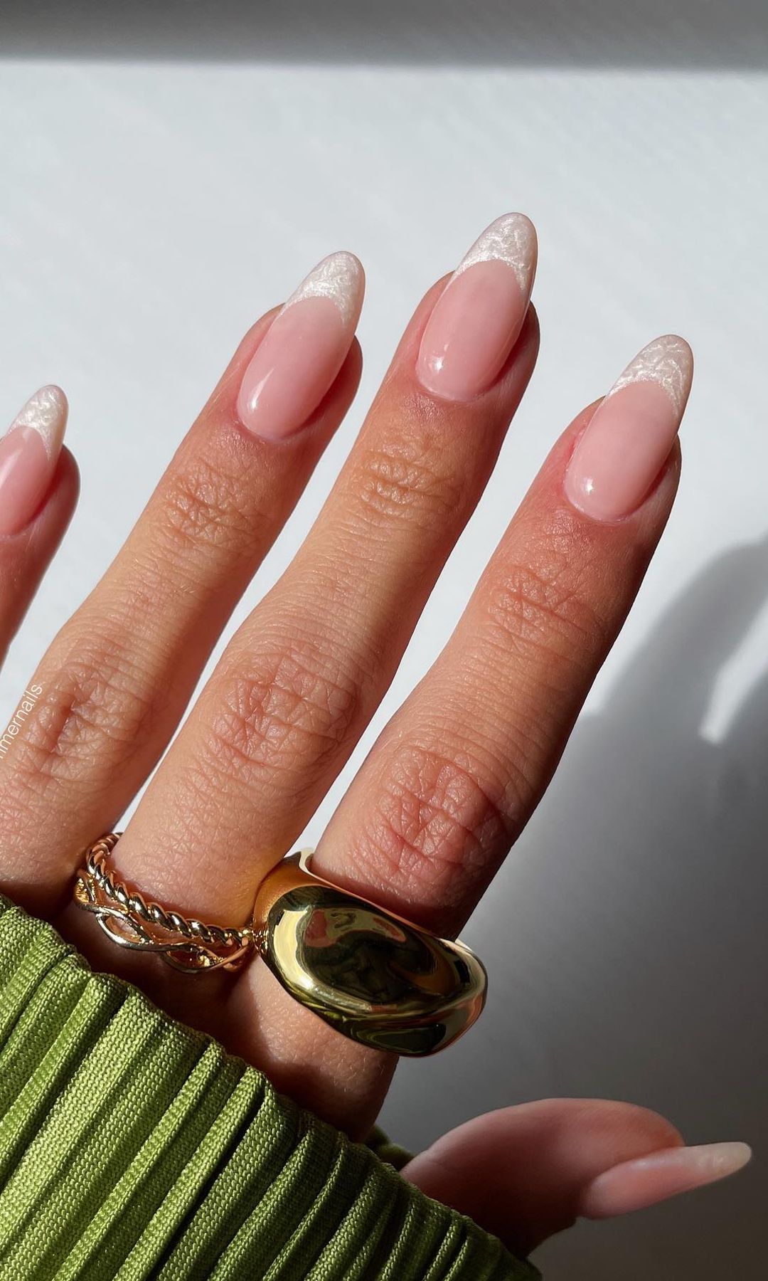 Manicura francesa y perlada 