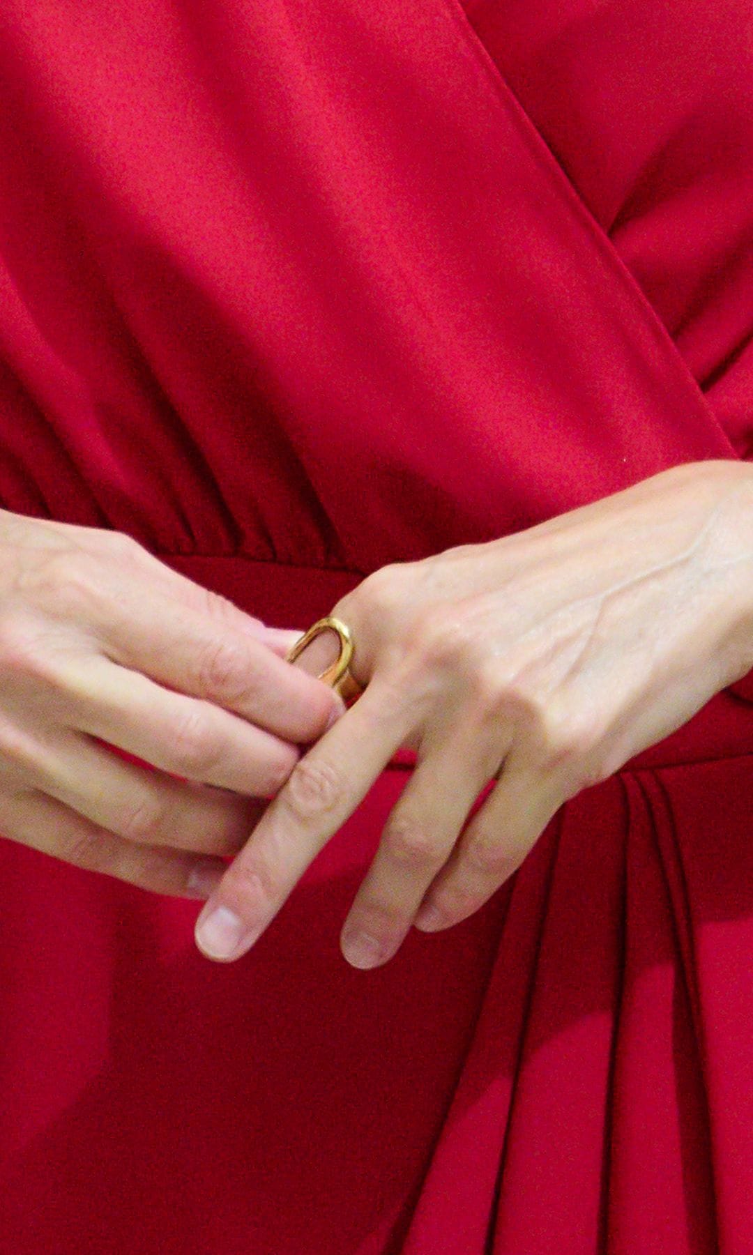 Detalle de las manos de la reina Letizia de España, durante la entrega de los Premios Nacionales del Deporte 2019 y los Premios Nacionales Extraordinarios del Deporte 2020 en el Palacio de El Pardo el 18 de julio de 2022 en Madrid, España.
