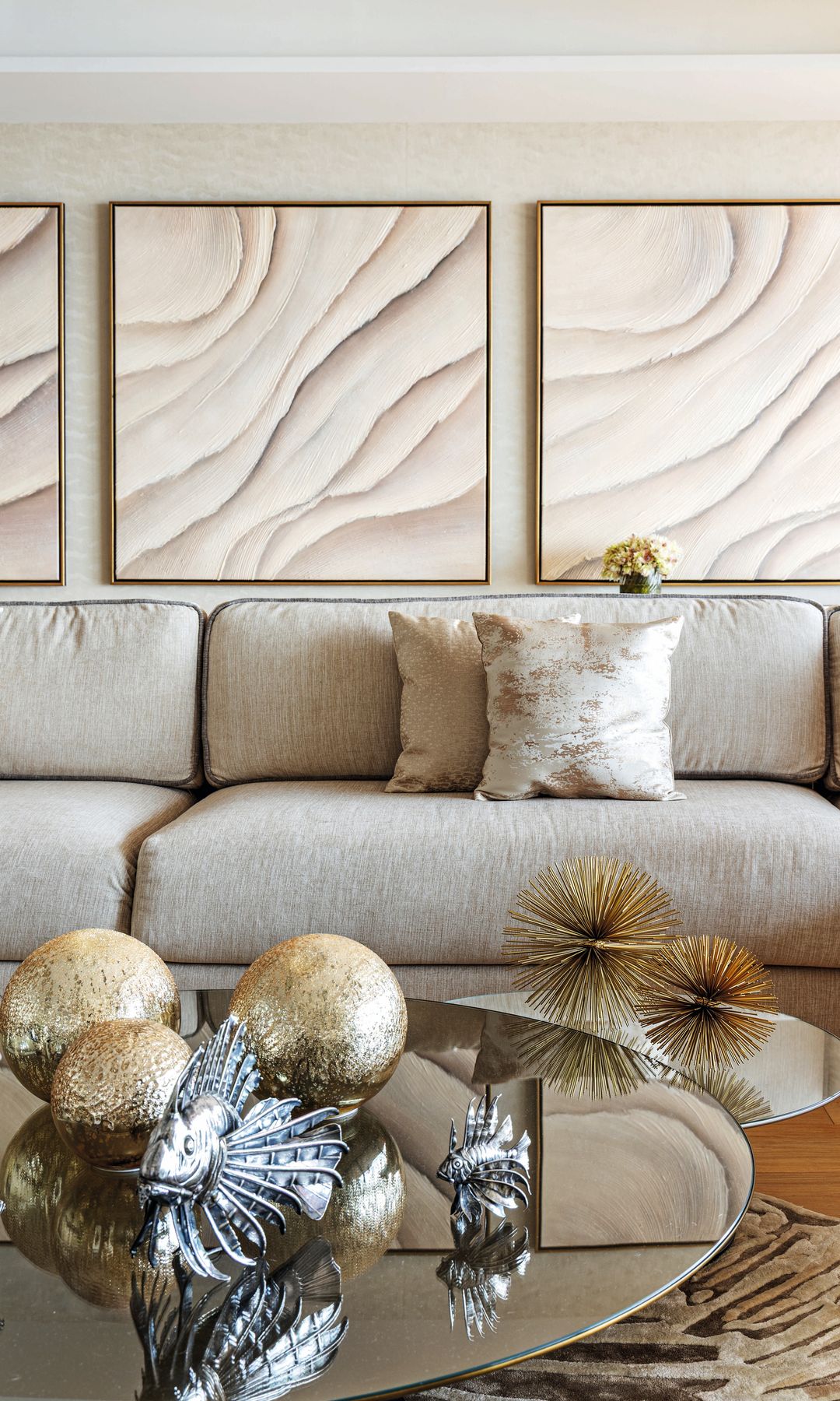 Sofá principal con grandes cuadros en tonos beige