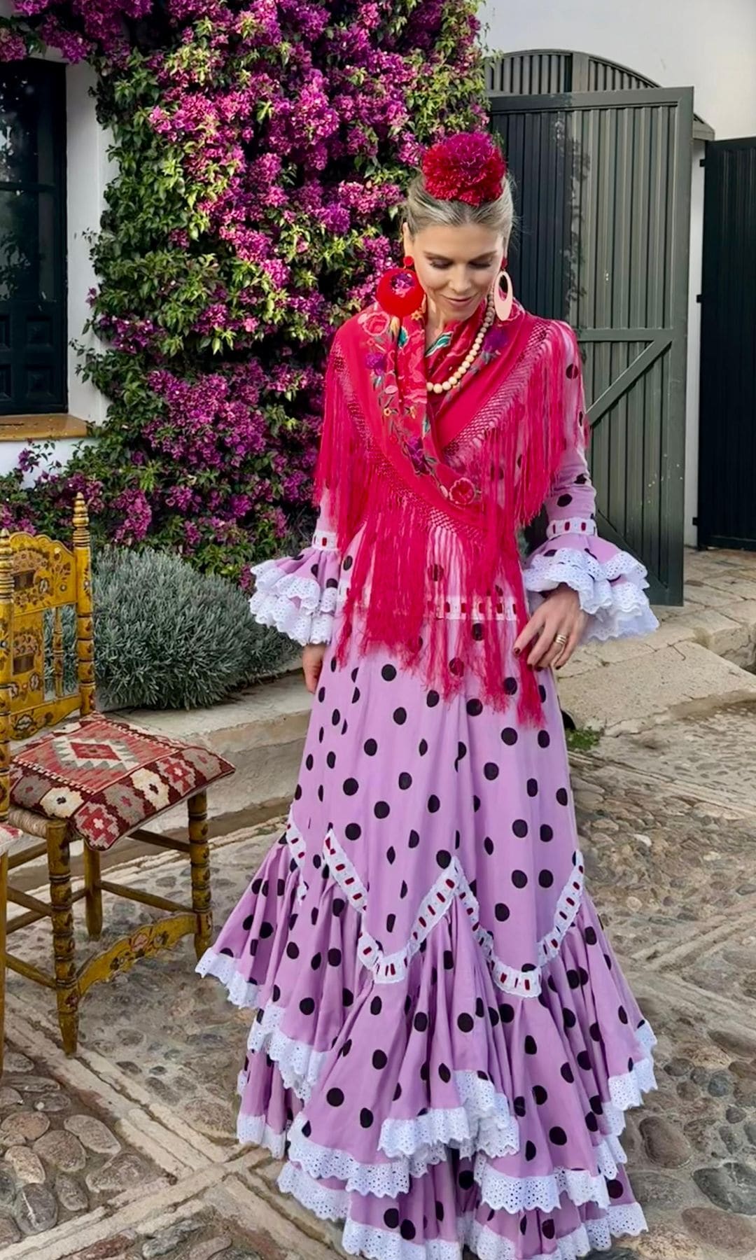 Manuela Villena con traje de lunares en El Rocío